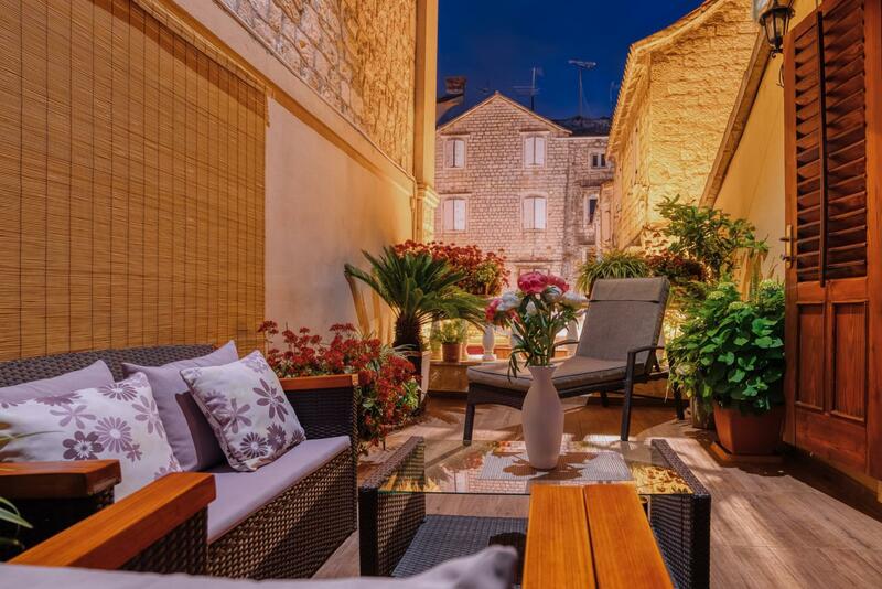 Old town Villa TROGIR STARS with free parking, Trogir