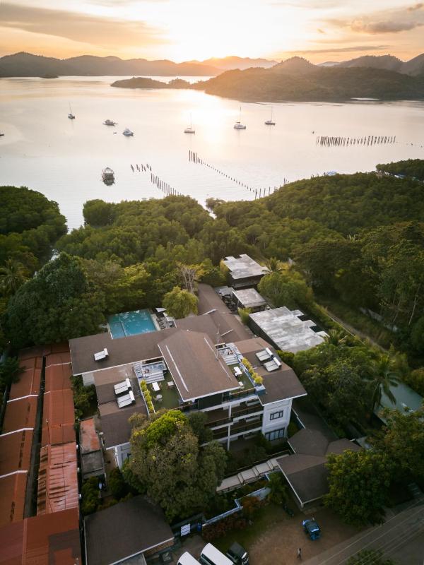 The Funny Lion - Coron, Palawan