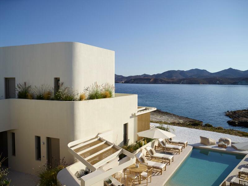 White Pebble Suites, Milos