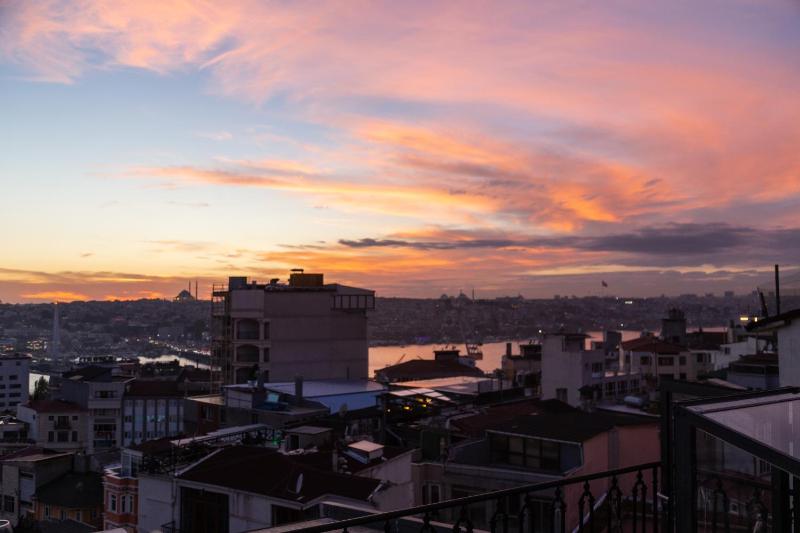 Meroddi La Porta, Karakoy
