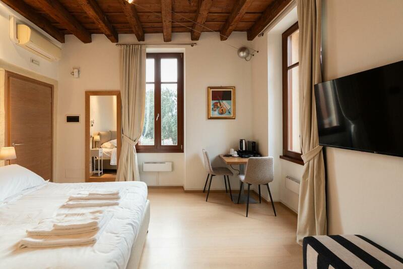 La finestra sul Ponte by Postcardsfrom, Verona