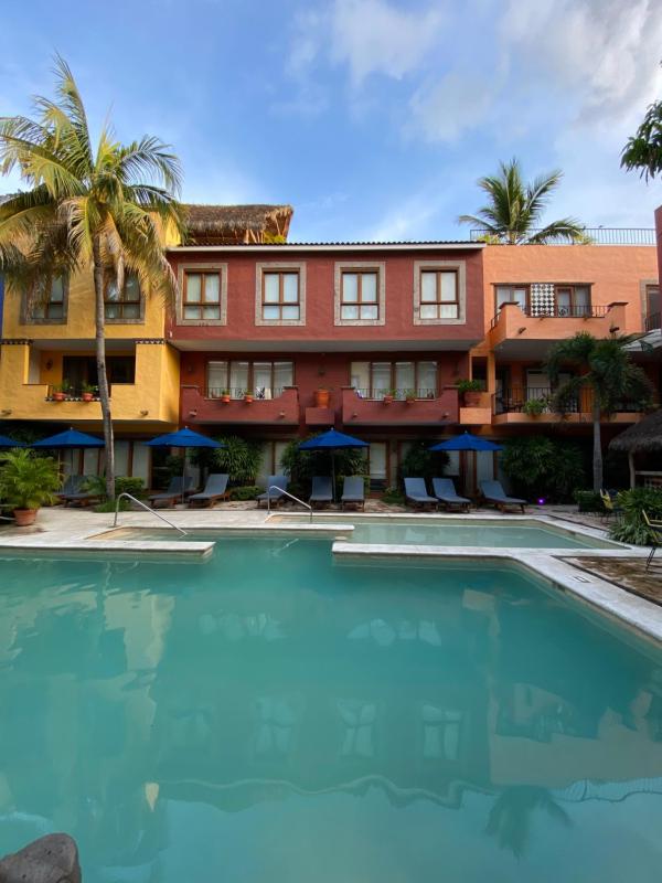 Casa Lotería -Pueblito Sayulita- Colorful, Family and Relax Experience with Private Parking and Pool, Sayulita