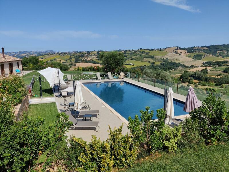 Villa Shmitanka, Marche