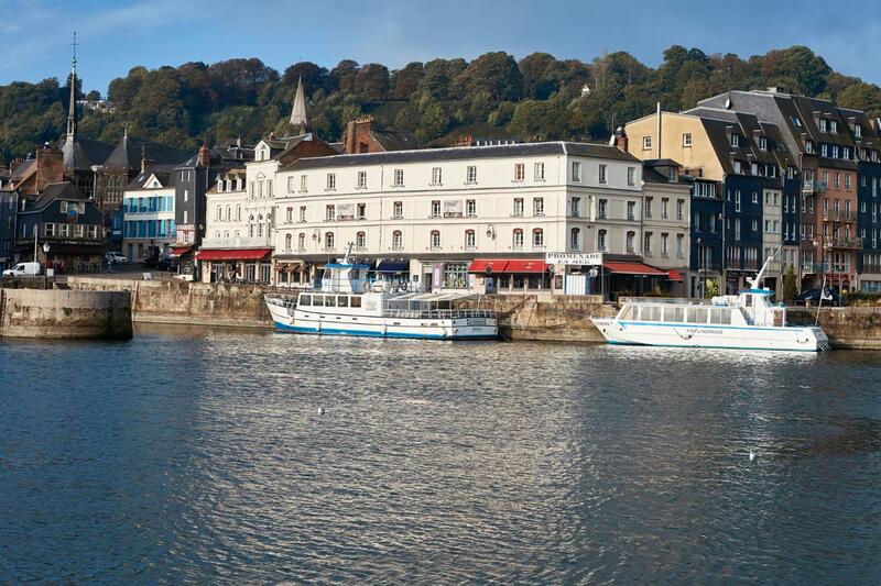 Best Western Le Cheval Blanc -Vue sur le port-plein centre ville, Honfleur