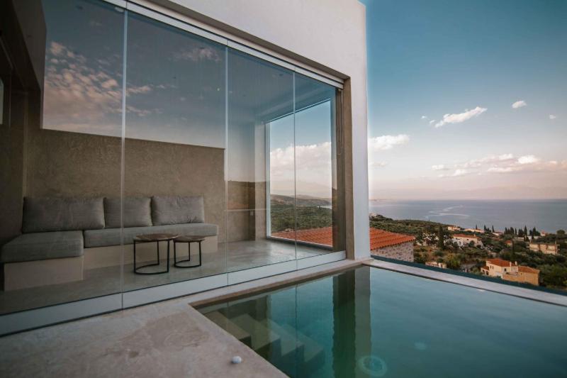 Mani Luxury Suites and Studios in Gytheio with Private Pools, Gythio