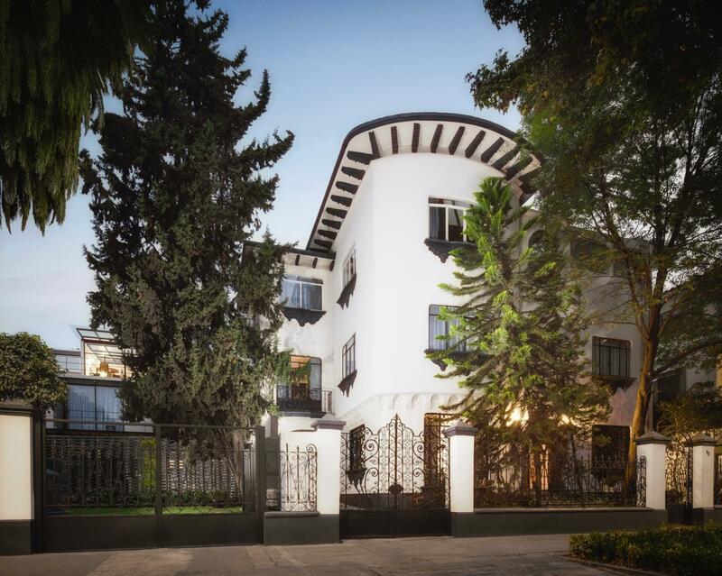 Pug Seal Polanco Allan Poe, Mexico City