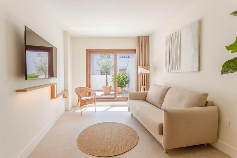 Reina Victoria Velázquez, Alicante