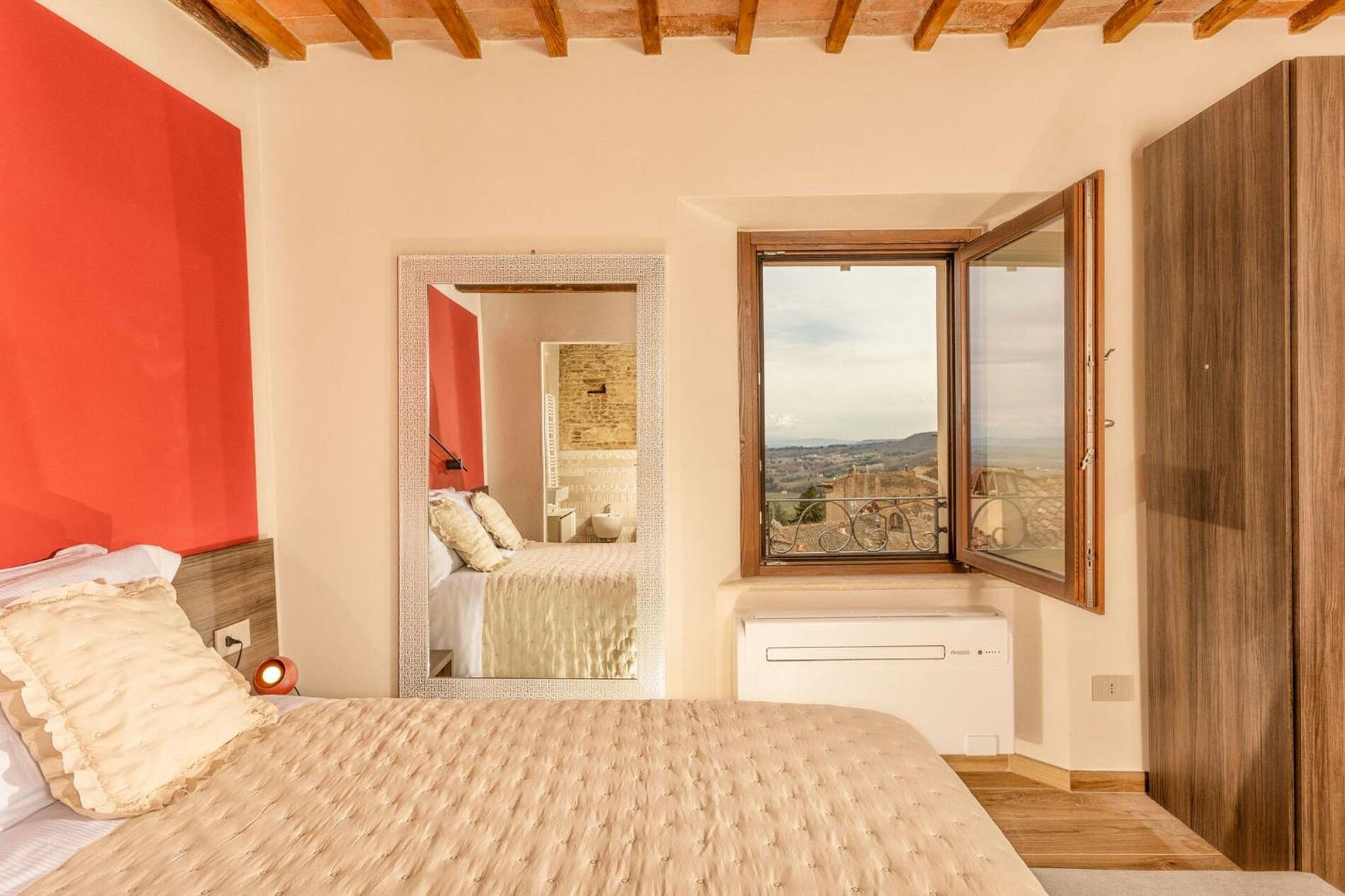 Palazzo Falcinelli Luxury Room in Montepulciano Center with Air Conditioning and Elevator, Montepulciano