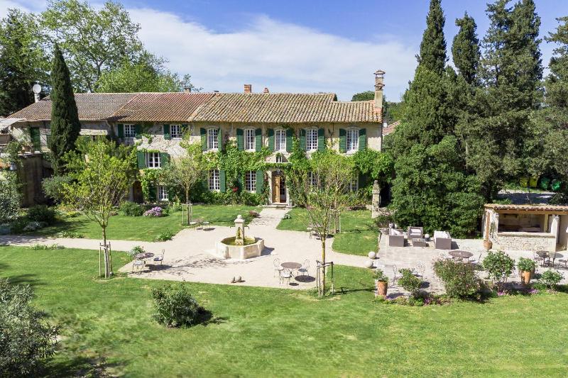 Domaine de Rhodes - 5 Chambres et 7 locations de vacances, Avignon